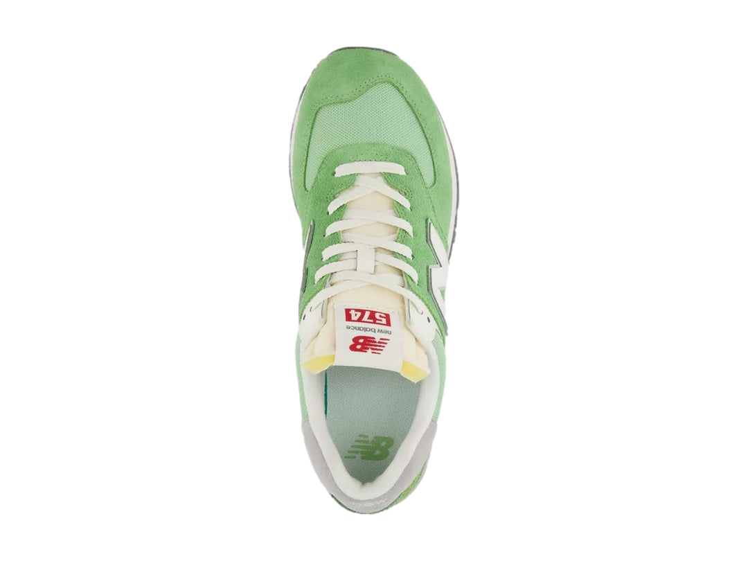 Tenis New Balance 574 color verde alpino con detalles blancos y grises, vista lateral.