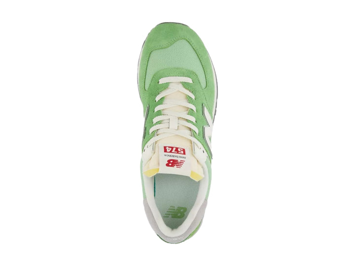 Tenis New Balance 574 color verde alpino con detalles blancos y grises, vista lateral.