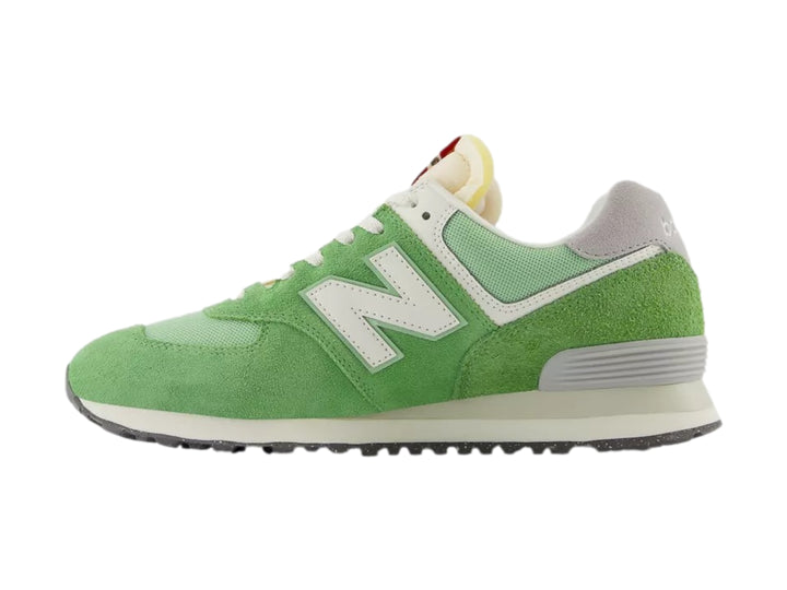 Tenis New Balance 574 color verde alpino con detalles blancos y grises, vista lateral.