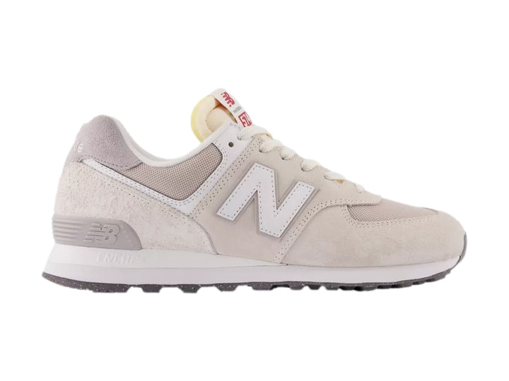 Tenis New Balance 574 en color gris alloy y blanco, vista lateral sobre fondo blanco.