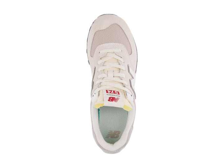 Tenis New Balance 574 en color gris alloy y blanco, vista lateral sobre fondo blanco.