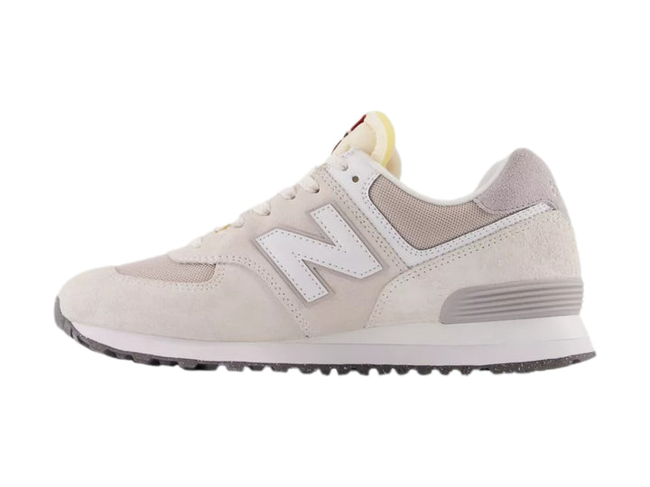 Tenis New Balance 574 en color gris alloy y blanco, vista lateral sobre fondo blanco.