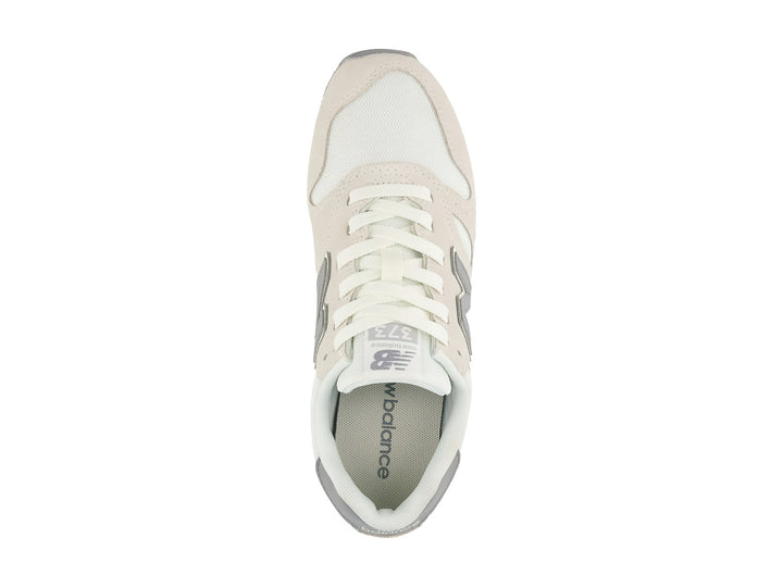 Tenis New Balance 373 color beige Moonbeam con detalles en gris y suela blanca.