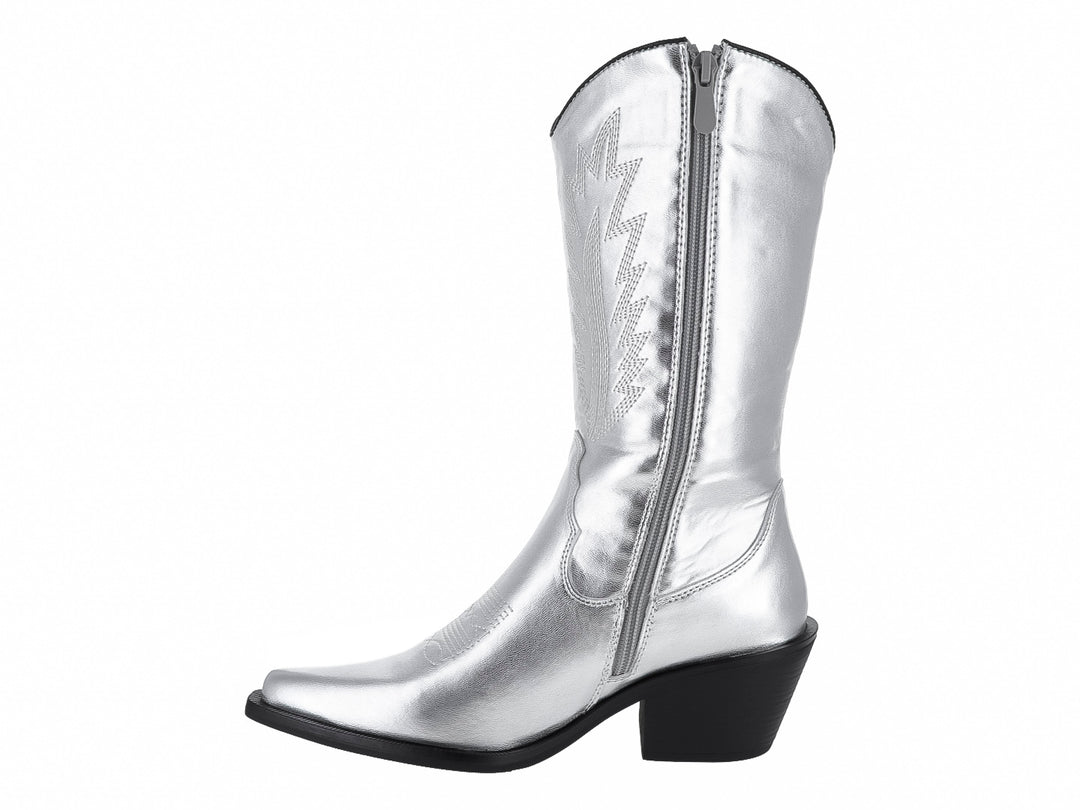 Bota estilo western de color plateado metálico con suela y tacón negros.