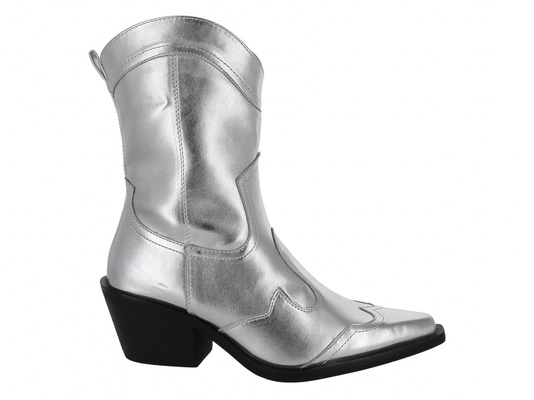 Bota vaquera de material sintético color plata brillante con tacón y suela negros.