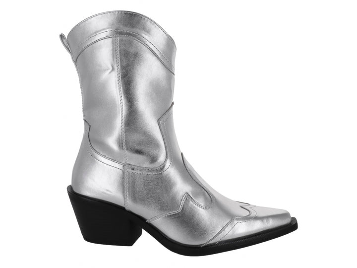 Bota vaquera de material sintético color plata brillante con tacón y suela negros.
