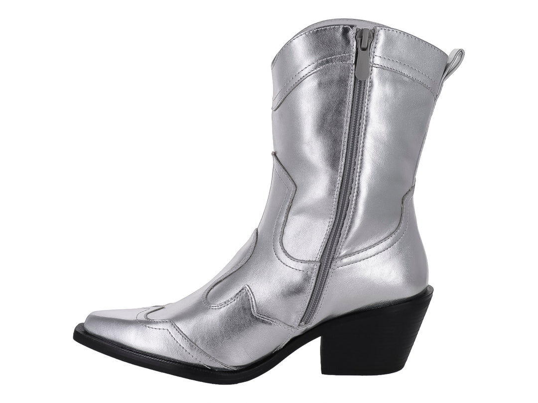 Bota vaquera de material sintético color plata brillante con tacón y suela negros.