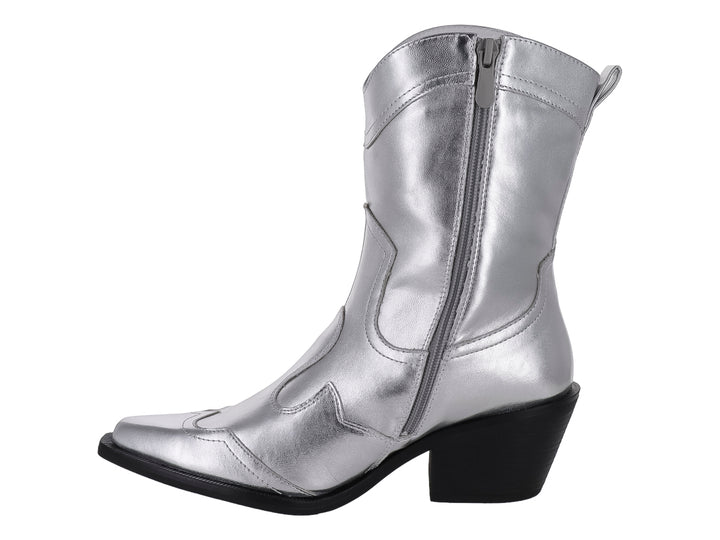 Bota vaquera de material sintético color plata brillante con tacón y suela negros.