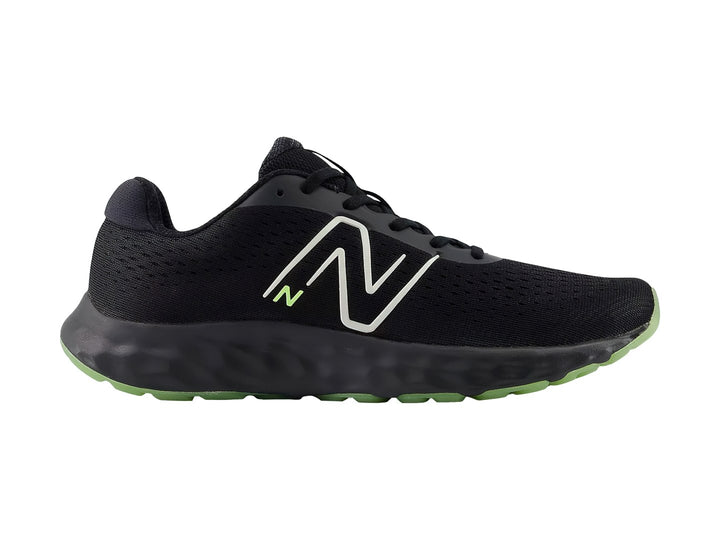 Tenis deportivos New Balance color negro con suela verde lima y logotipo blanco lateral.