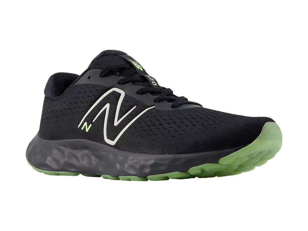 Tenis deportivos New Balance color negro con suela verde lima y logotipo blanco lateral.