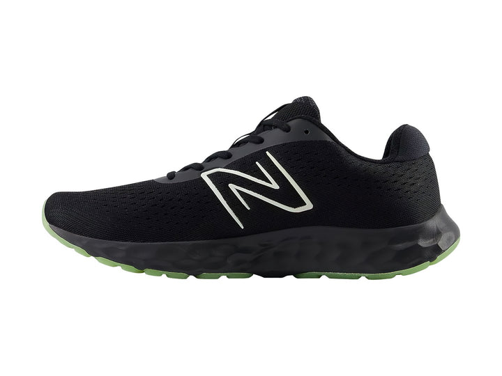 Tenis deportivos New Balance color negro con suela verde lima y logotipo blanco lateral.