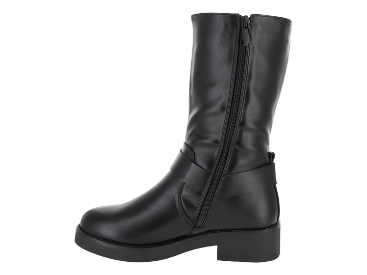 Bota negra de material sintético con hebillas plateadas y suela gruesa.