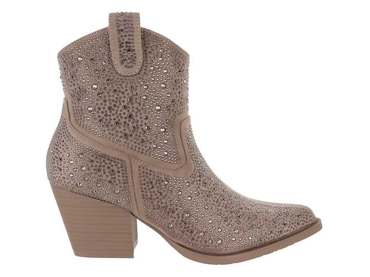 Bota beige con incrustaciones de brillantes, tacón cuadrado y punta afilada.
