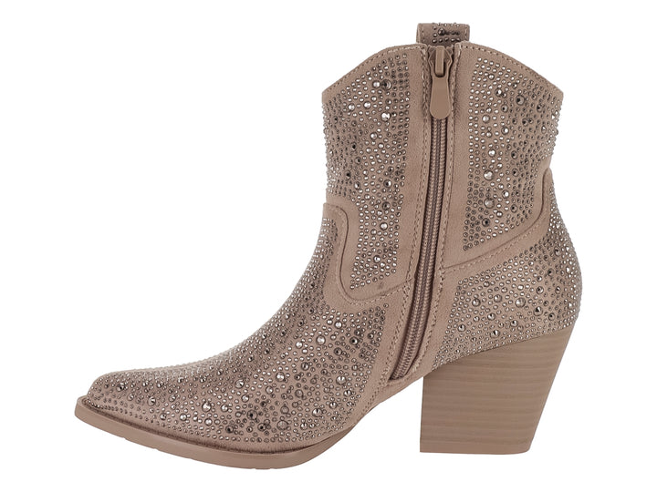 Bota beige con incrustaciones de brillantes, tacón cuadrado y punta afilada.