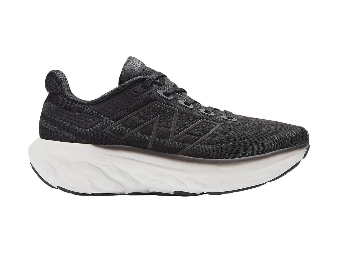 Tenis New Balance color negro con suela blanca gruesa para correr.