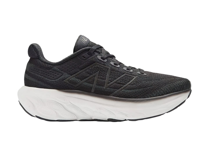 Tenis New Balance color negro con suela blanca gruesa para correr.