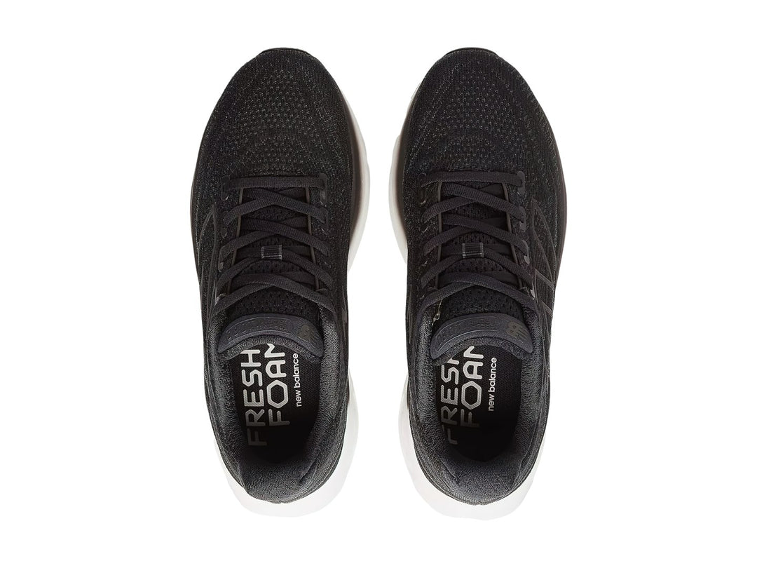 Tenis New Balance color negro con suela blanca gruesa para correr.