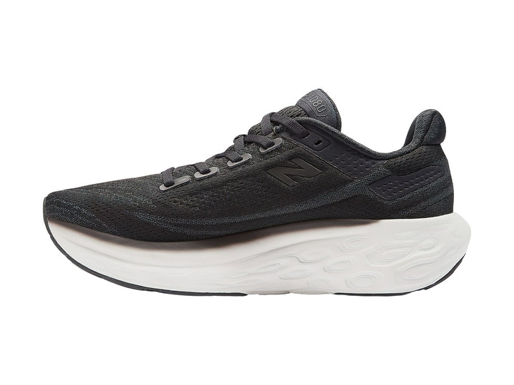 Tenis New Balance color negro con suela blanca gruesa para correr.