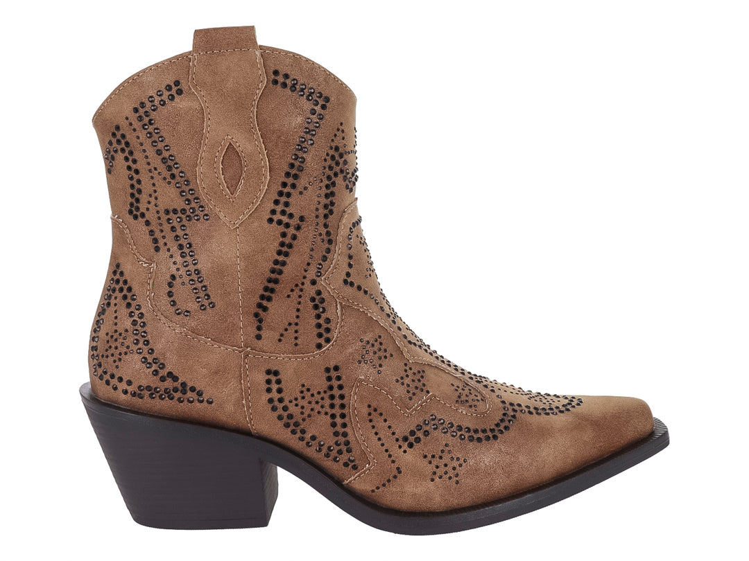 Bota color camel con detalles de estoperoles negros y tacón cuadrado negro.