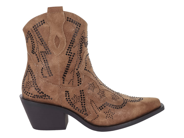 Bota color camel con detalles de estoperoles negros y tacón cuadrado negro.