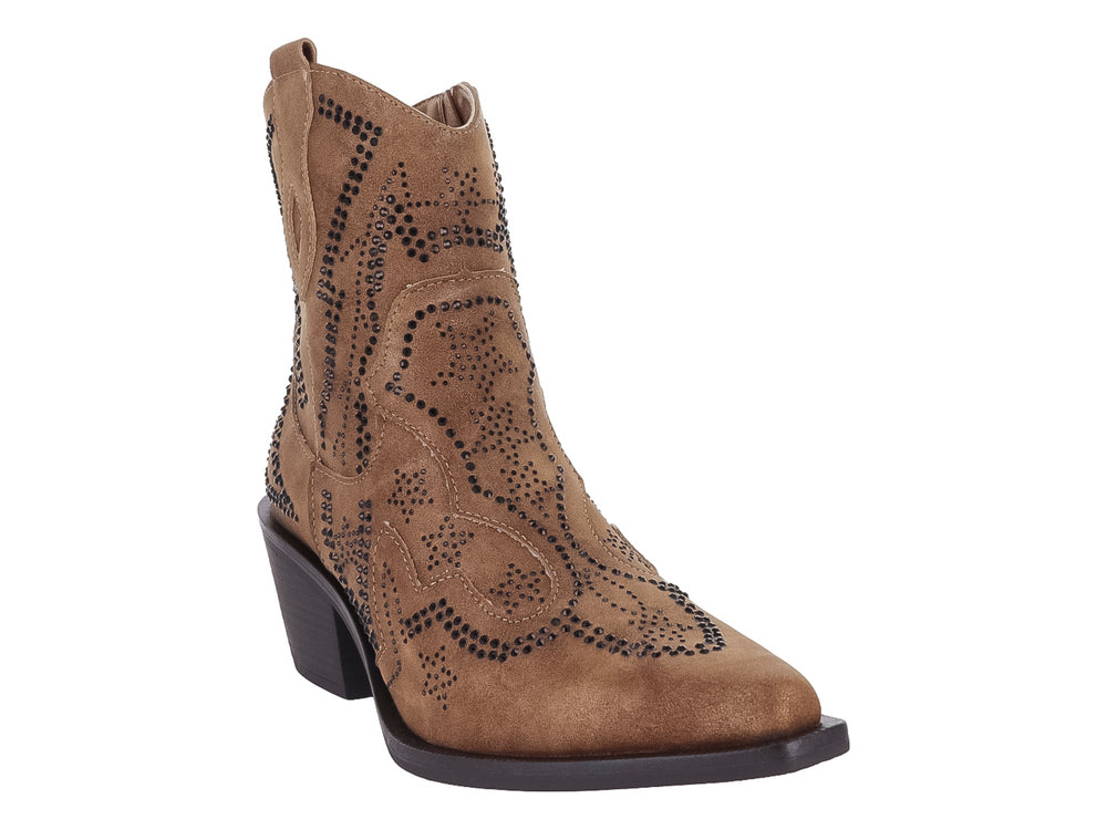 Bota color camel con detalles de estoperoles negros y tacón cuadrado negro.