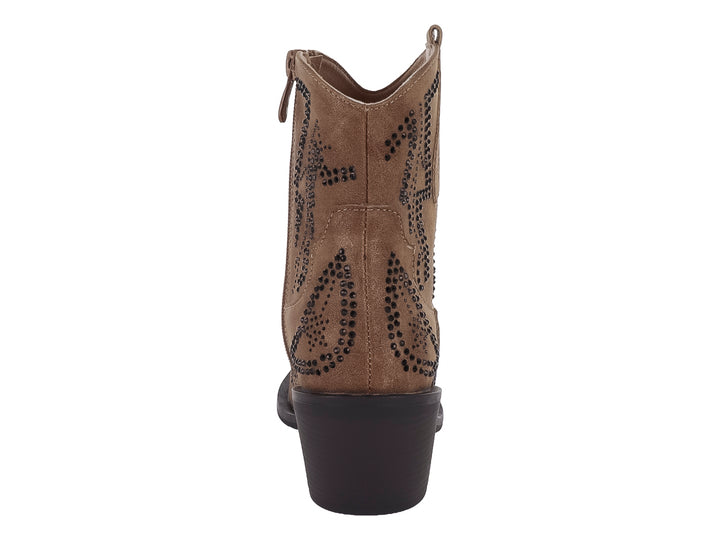 Bota color camel con detalles de estoperoles negros y tacón cuadrado negro.