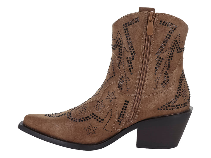 Bota color camel con detalles de estoperoles negros y tacón cuadrado negro.