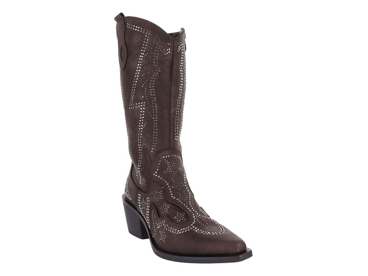 Bota vaquera color marrón con detalles de tachuelas brillantes y tacón cuadrado.
