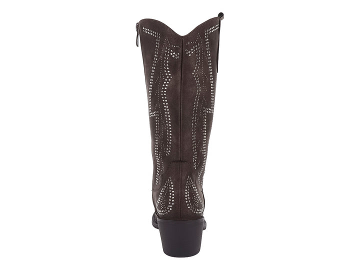 Bota vaquera color marrón con detalles de tachuelas brillantes y tacón cuadrado.