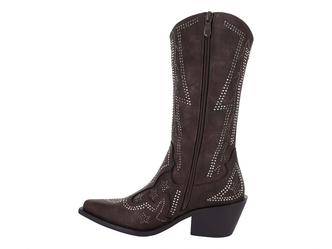 Bota vaquera color marrón con detalles de tachuelas brillantes y tacón cuadrado.