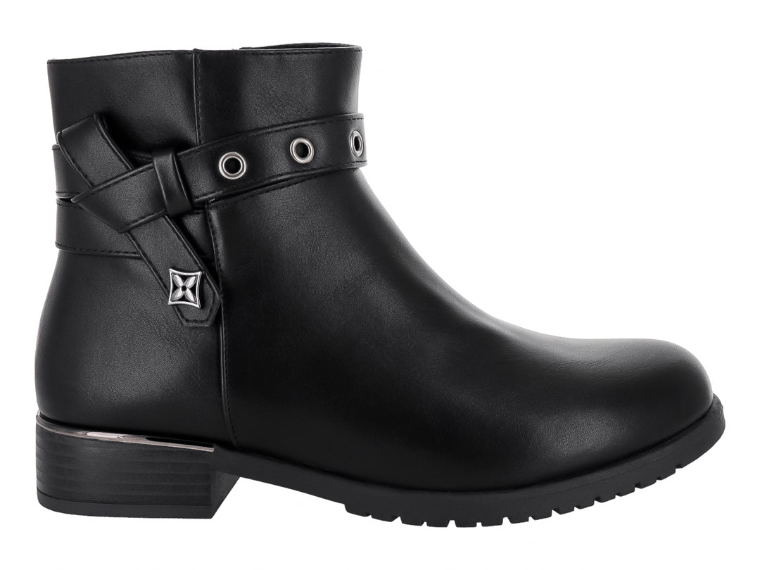 Botín negro de material sintético con correa decorativa, ojetes plateados y tacón bajo para mujer.