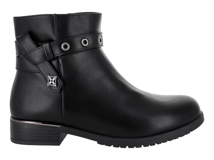 Botín negro de material sintético con correa decorativa, ojetes plateados y tacón bajo para mujer.
