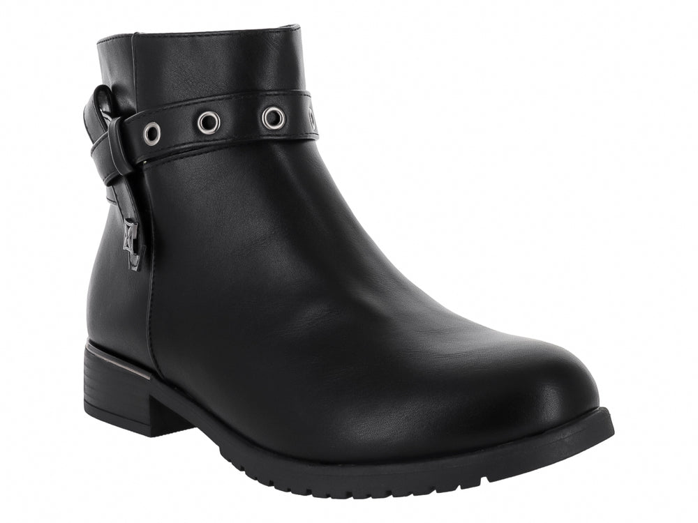 Botín negro de material sintético con correa decorativa, ojetes plateados y tacón bajo para mujer.