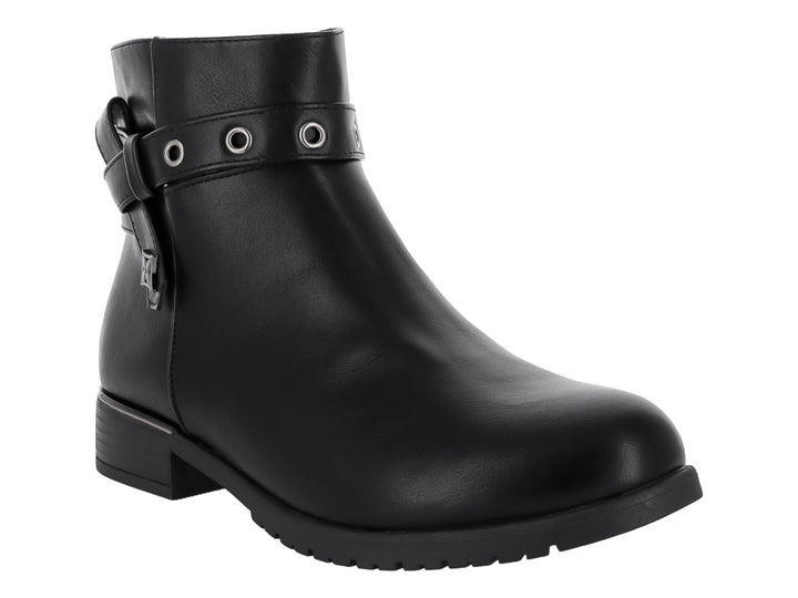 Botín negro de material sintético con correa decorativa, ojetes plateados y tacón bajo para mujer.
