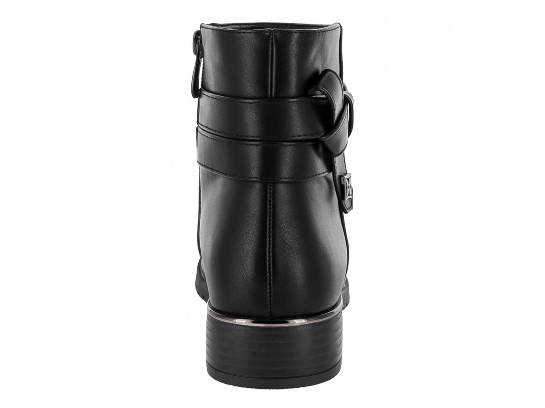 Botín negro de material sintético con correa decorativa, ojetes plateados y tacón bajo para mujer.
