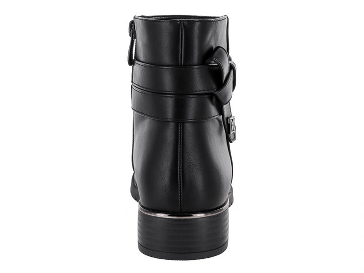 Botín negro de material sintético con correa decorativa, ojetes plateados y tacón bajo para mujer.