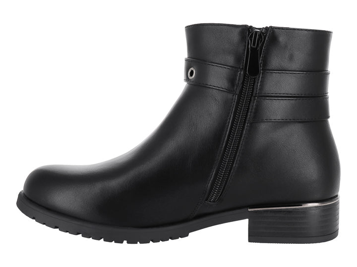 Botín negro de material sintético con correa decorativa, ojetes plateados y tacón bajo para mujer.