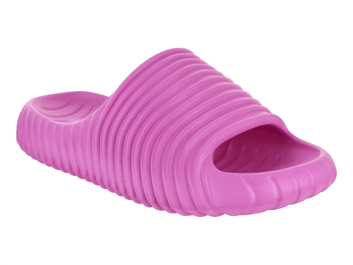 Sandalia deslizante color magenta con diseño de textura acanalada en relieve.