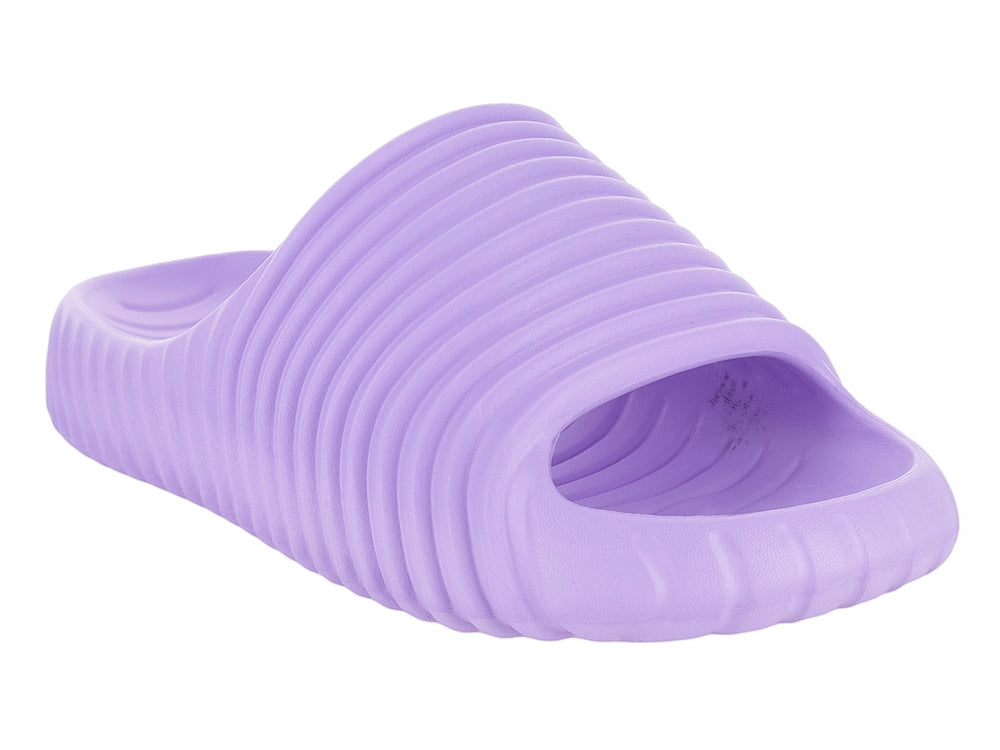 Sandalia slide color malva con textura acanalada en el empeine y la suela.