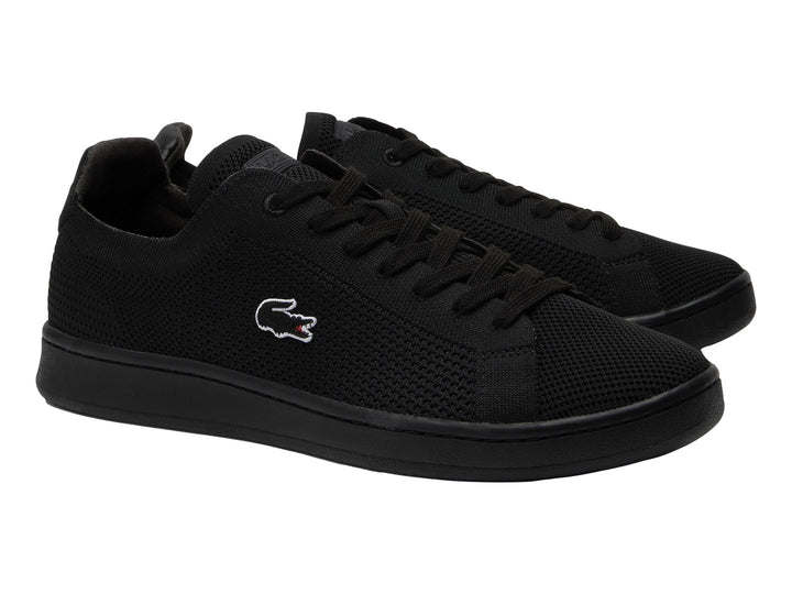 Tenis negros Lacoste de material textil con suela negra y logotipo blanco lateral.