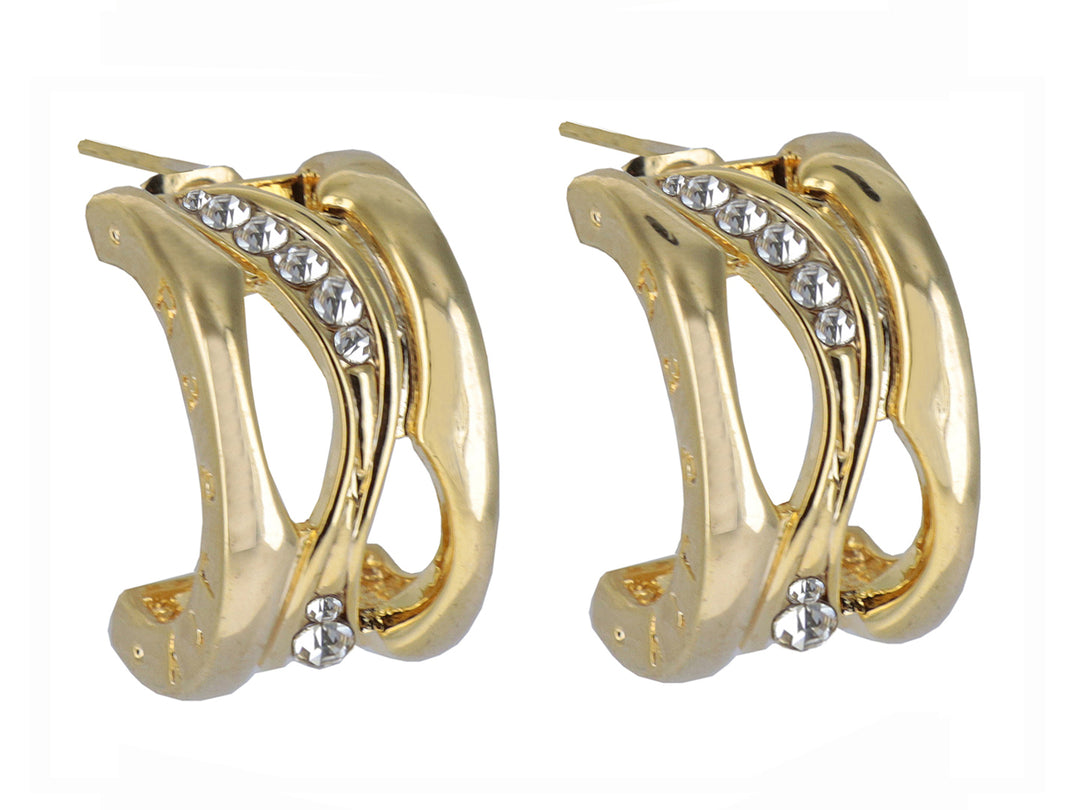 Par de pendientes dorados con diseño curvo y detalles de piedras brillantes incrustadas.