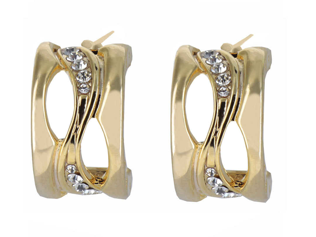Par de pendientes dorados con diseño curvo y detalles de piedras brillantes incrustadas.