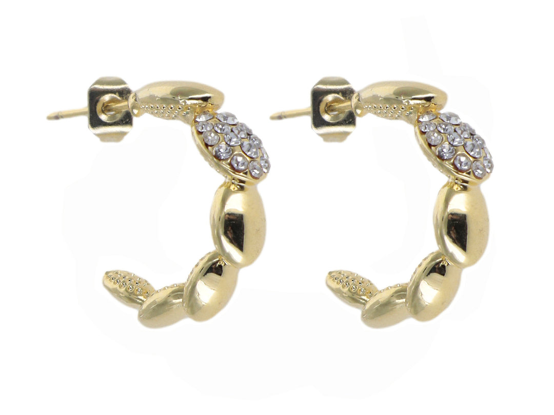 Par de aretes tipo argolla en color dorado con eslabones y detalles de piedras brillantes blancas.