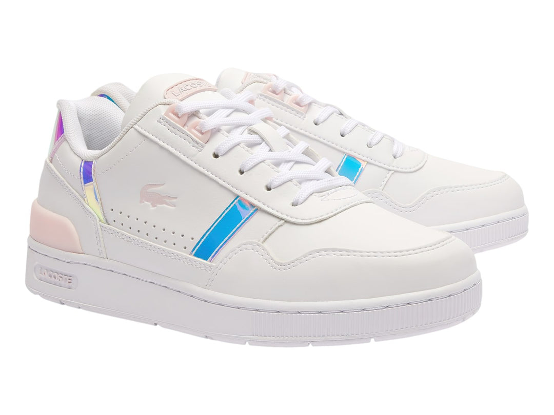Tenis Lacoste blancos con detalles en rosa y azul iridiscente.