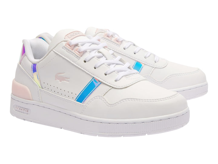 Tenis Lacoste blancos con detalles en rosa y azul iridiscente.