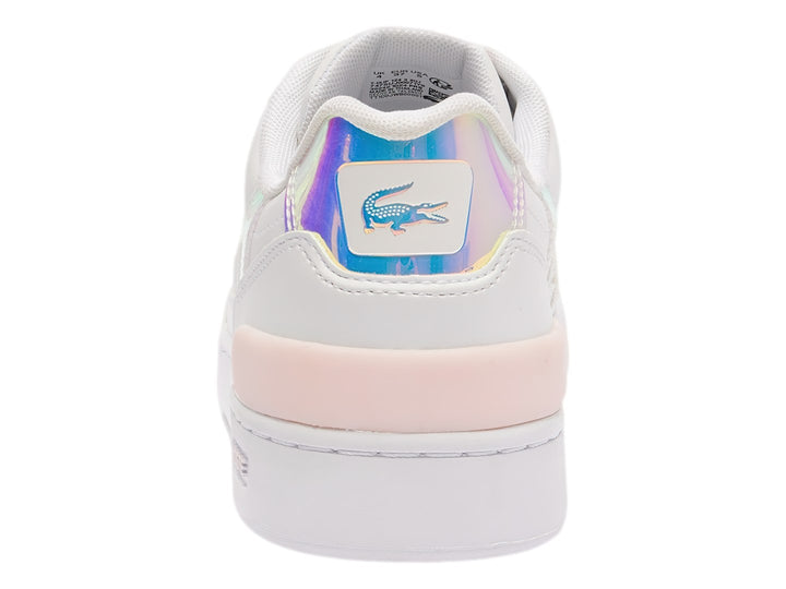 Tenis Lacoste blancos con detalles en rosa y azul iridiscente.