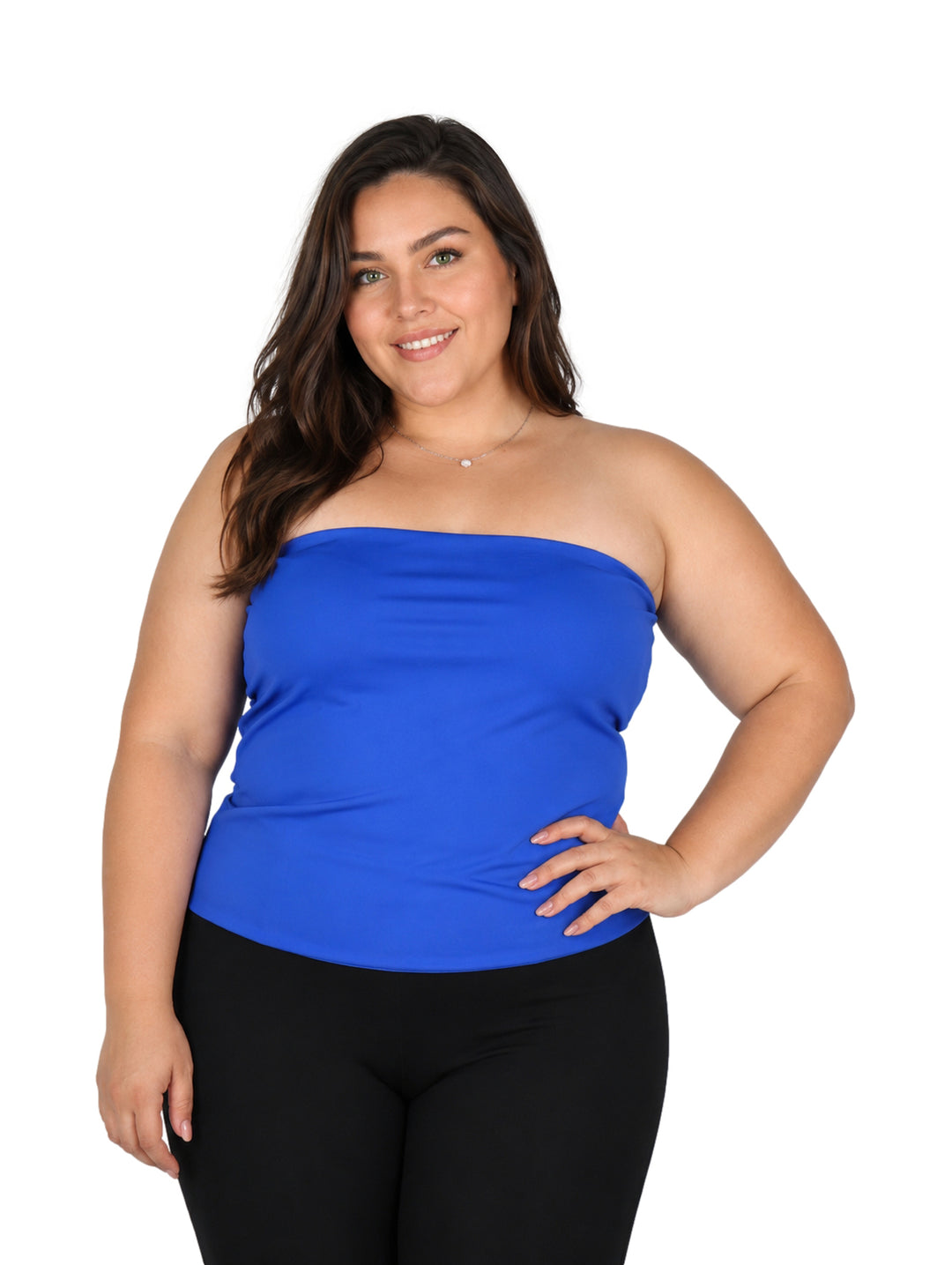 Mujer vistiendo una blusa strapless de color azul rey ajustada al cuerpo.