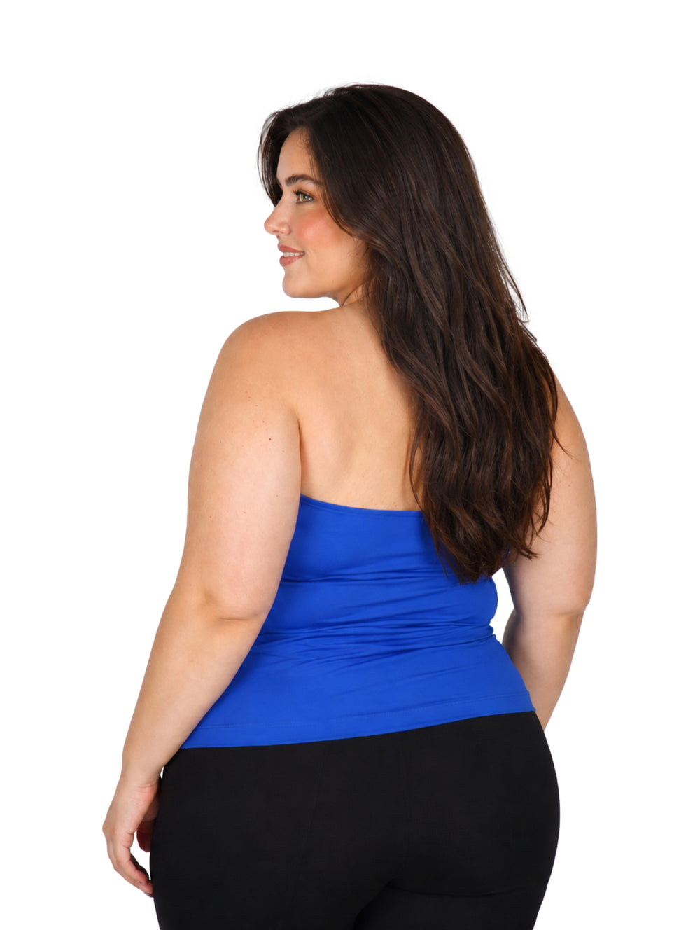 Mujer vistiendo una blusa strapless de color azul rey ajustada al cuerpo.
