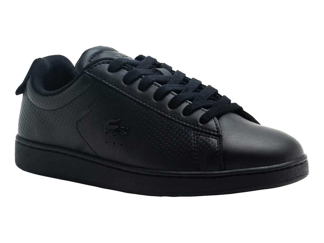 Tenis Lacoste Carnaby Evo color negro con suela negra y detalles perforados laterales.