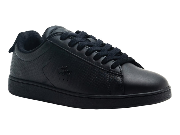 Tenis Lacoste Carnaby Evo color negro con suela negra y detalles perforados laterales.